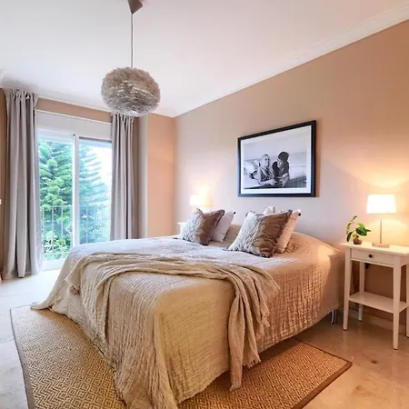 Townhouse With Magical Rooftop Apartment
